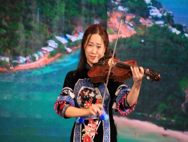 Nghệ sĩ viola Nguyệt Thu ra mắt dự án "Save The World" tại Hà Nội